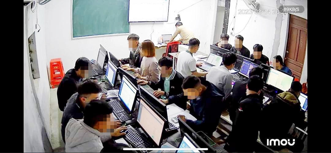 "Trung tâm" đào tạo tiếng Trung của chị Nguyễn Thị Thu D. (thị xã Kỳ Anh, Hà Tĩnh) dạy vào ban đêm với rất đông học viên.