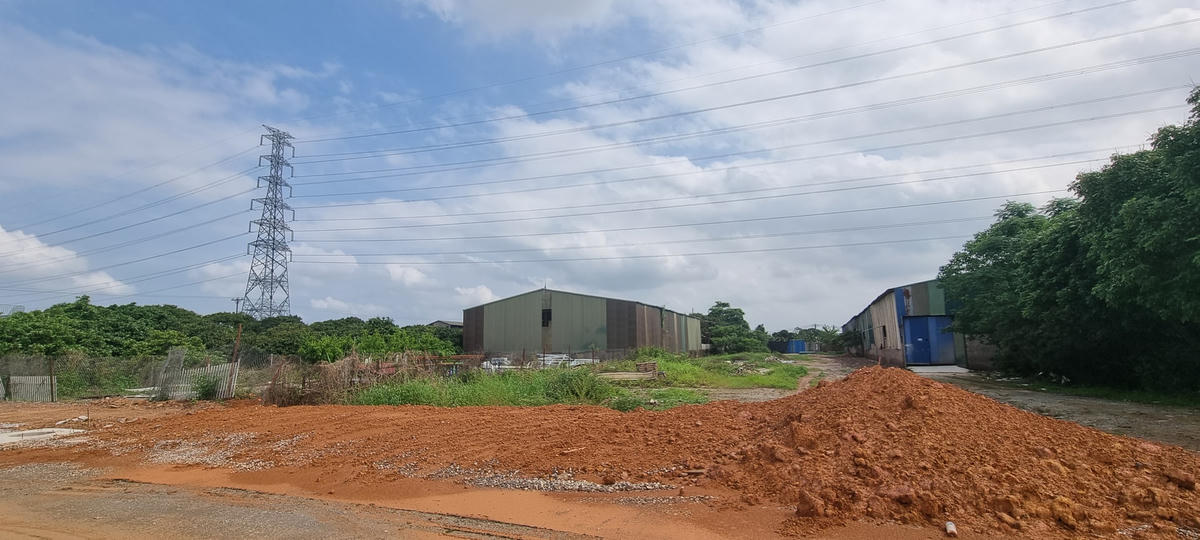 Nhà xưởng, kho bãi trong "cụm công nghiệp" Lại Dụ nằm ngay dưới đường lưới điện cao thế.