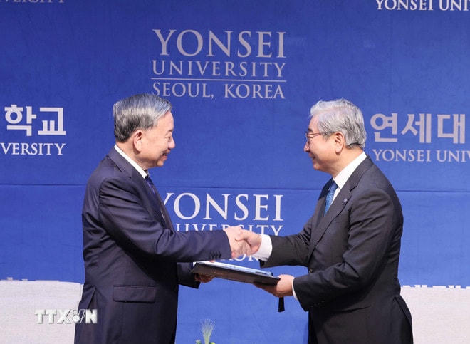 Tổng Bí thư Tô Lâm nhận bằng Tiến sỹ danh dự của Trường Đại học Yonsei. (Ảnh: Thống Nhất/TTXVN) ttxvn-tong-bi-thu-to-lam-phat-bieu-chinh-sach-tai-truong-dai-hoc-yonsei-cua-han-quoc-8203605-1.jpg