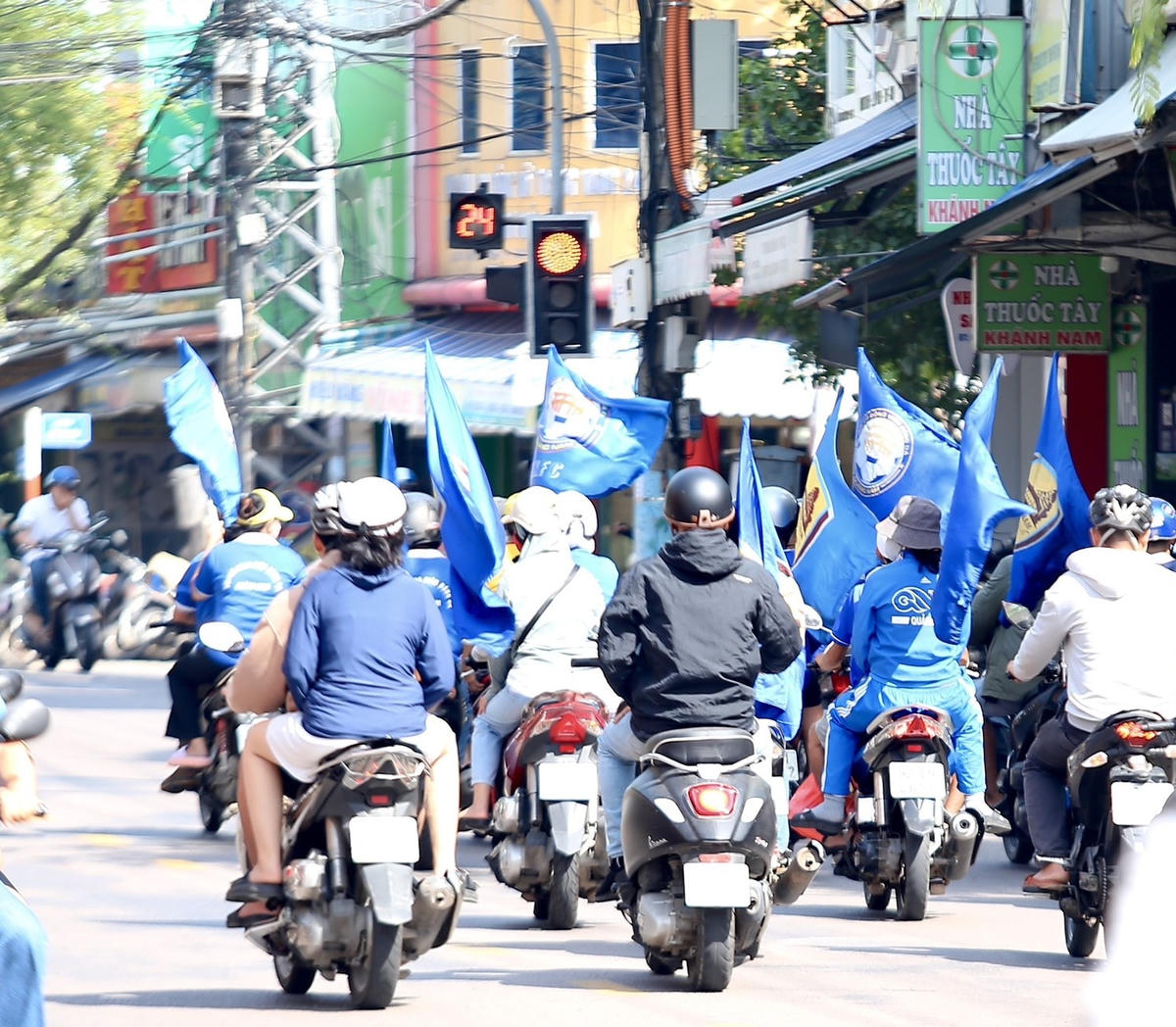 CĐV đi cổ vũ cho CLB Bóng đá Quảng Nam.