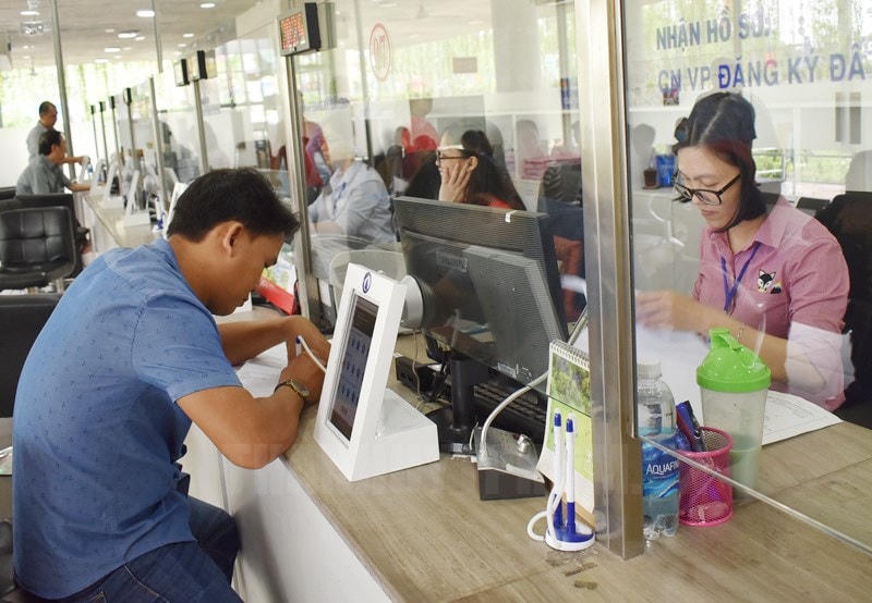 Người dân mong muốn nhận được thái độ ân cần, cởi mở của cán bộ trong việc hướng dẫn thủ tục hành chính. Ảnh minh họa.