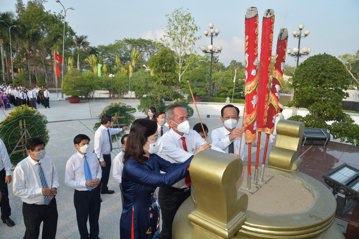 Lãnh đạo tỉnh  Bạc Liêu dâng hương trước tượng Đài Tổ quốc ghi công Nghĩa trang liệt sĩ tỉnh.