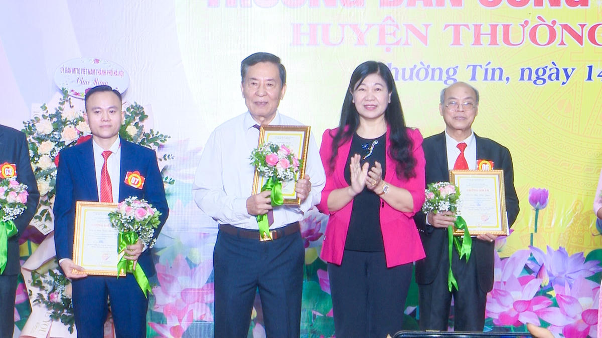Bà Nguyễn Lan Hương - Chủ tịch Ủy ban MTTQ TP Hà Nội trao giải cho các thí sinh đạt giải tại Hội thi Trưởng ban Công tác Mặt trận giỏi huyện Thường Tín.
