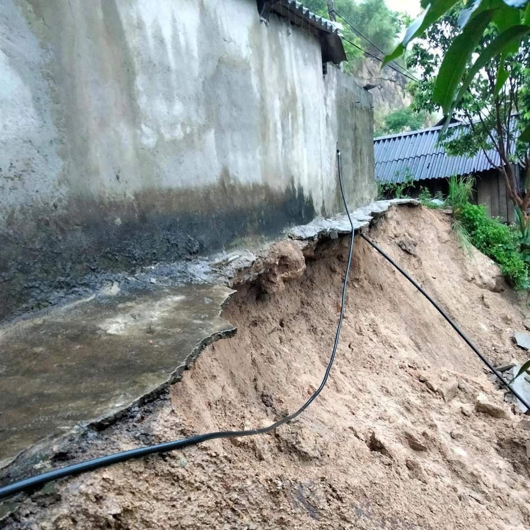 Vết sạt ăn sâu vào phần móng của một ngôi nhà.