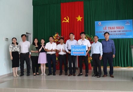 Đại diện Tổng công ty phát điện 1 và Công ty Nhiệt điện Duyên Hải trao tặng bảng tượng trưng cho Trung tâm Y tế thị xã Duyên Hải.