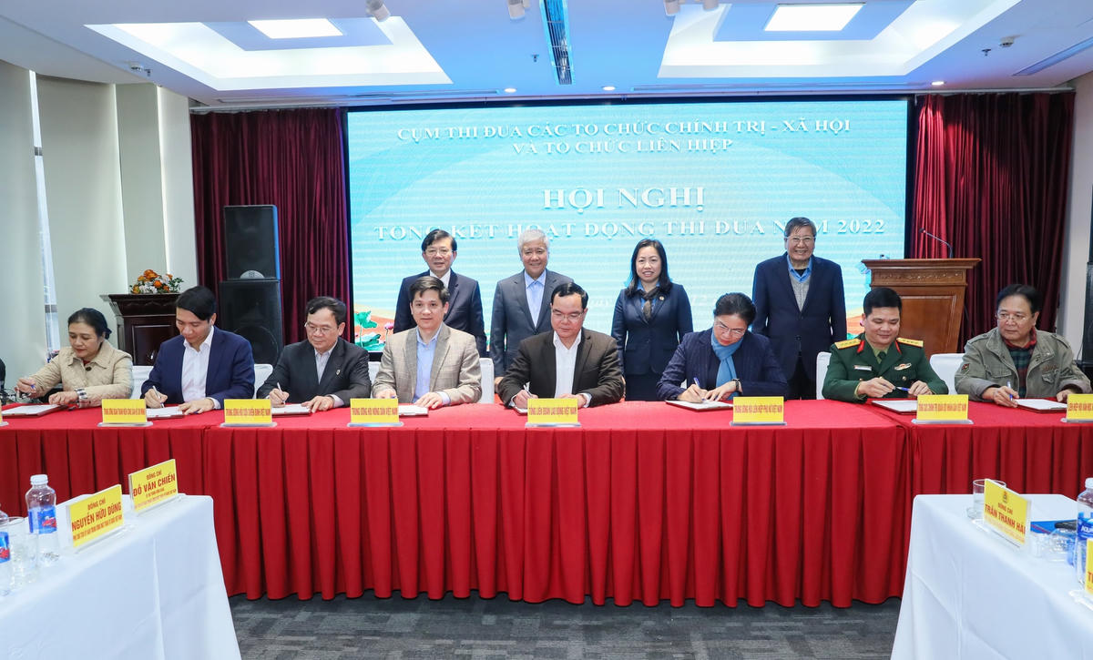 Các thành viên trong Cụm thi đua ký kết giao ước thi đua năm 2023.
