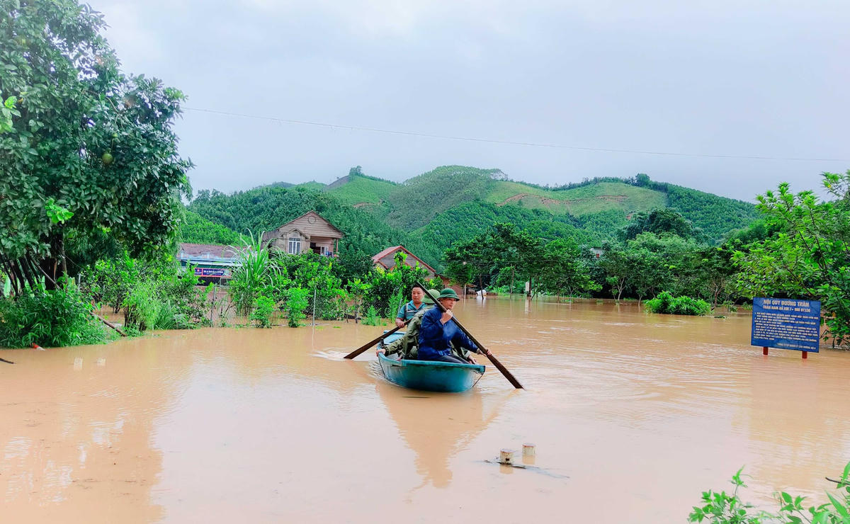 Lực lượng chức năng phải dùng xuồng để di chuyển và tiếp cận các khu vực ngập sâu. Ảnh: Huyện Ba Chẽ.