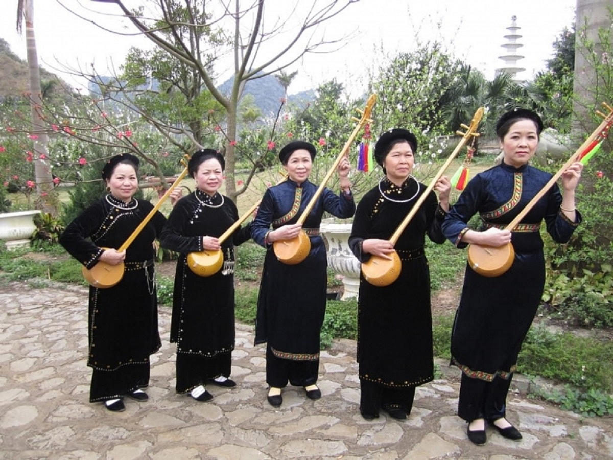 Đồng bào dân tộc thiểu số xứ Lạng với làn điệu hát Then, góp phần lưu giữ văn hóa dân tộc.