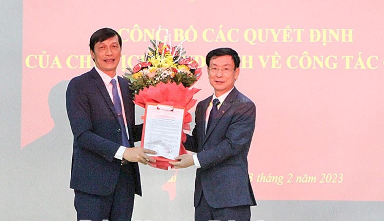 Ông Đỗ Trung Kiên, Phó Bí thư Thường trực Huyện ủy Hải Hậu (trái) nhận quyết định bổ nhiệm vị trí công tác mới từ Chủ tịch UBND tỉnh Nam Định Phạm Đình Nghị. 