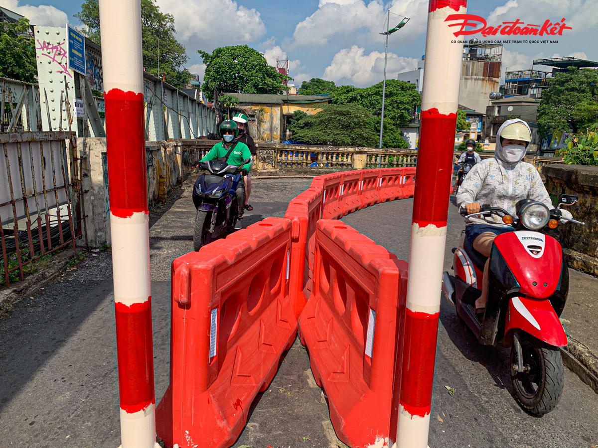 Các phương tiện di chuyển lên cầu Long Biên bằng 2 làn đã được phân tách. Song, nhiều người dân lại cho rằng, phương án này vẫn chưa tối ưu vì làn đường này vẫn khá hẹp. Nhỡ chẳng may, các phương tiện chở quá tải, hay xe ô tô cố tình di chuyển buộc phải quay đầu khiến cho các phương tiện ở phía sau gặp khó khăn.