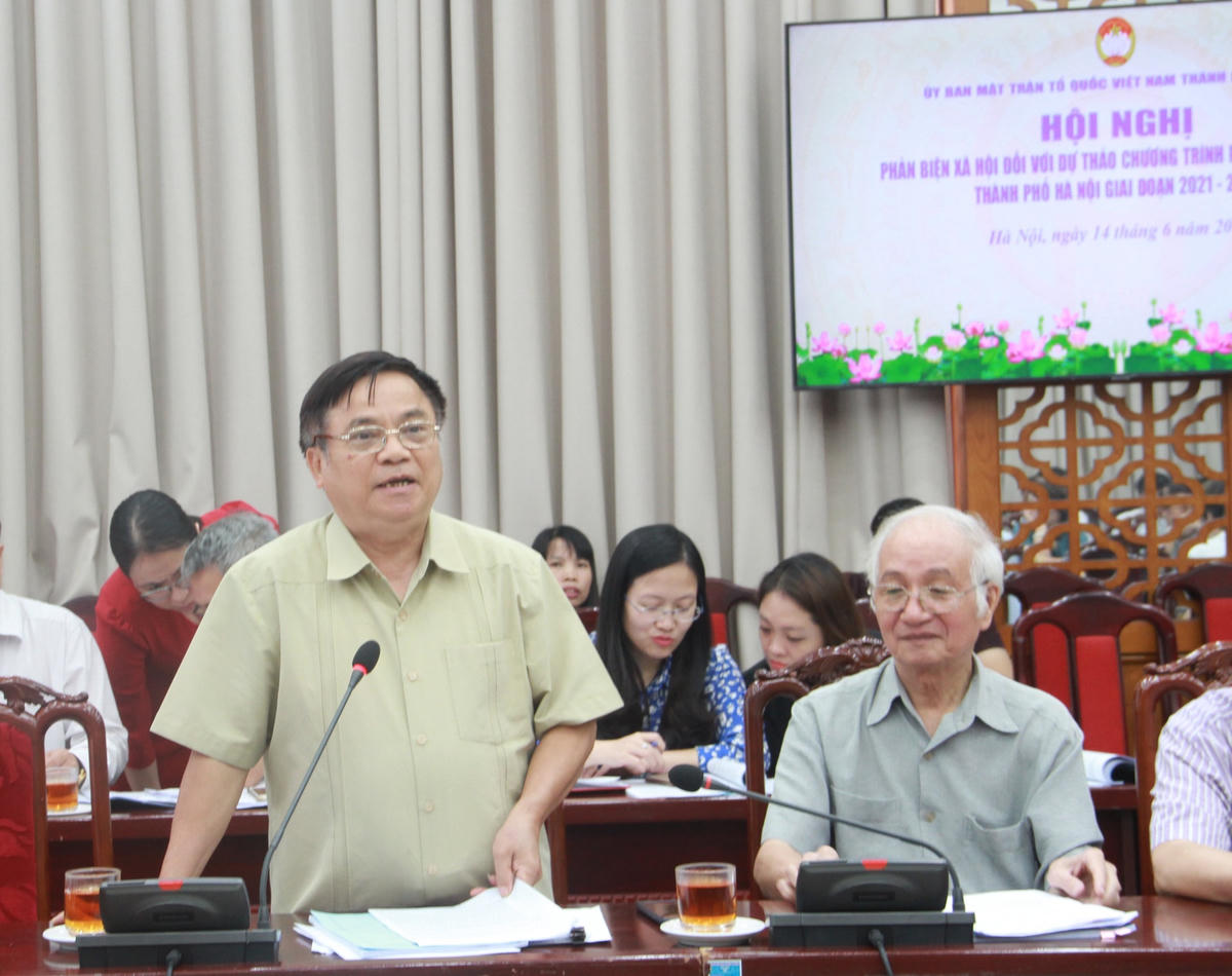 TS. Lê Văn Hoạt góp ý tại hội nghi phản biện. 