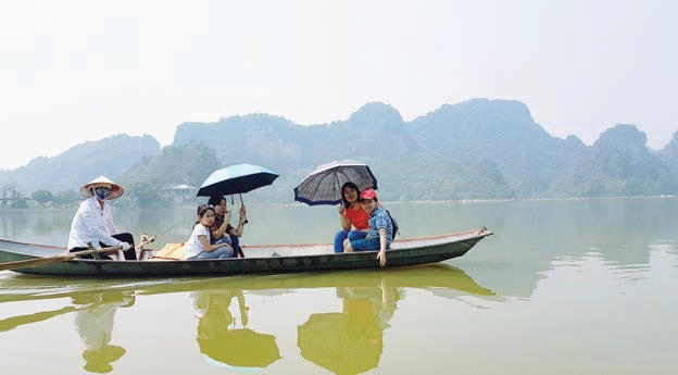 Hồ Quan Sơn (Hà Nội) được ví như Hạ Long thu nhỏ. ảnh: Vi Cầm