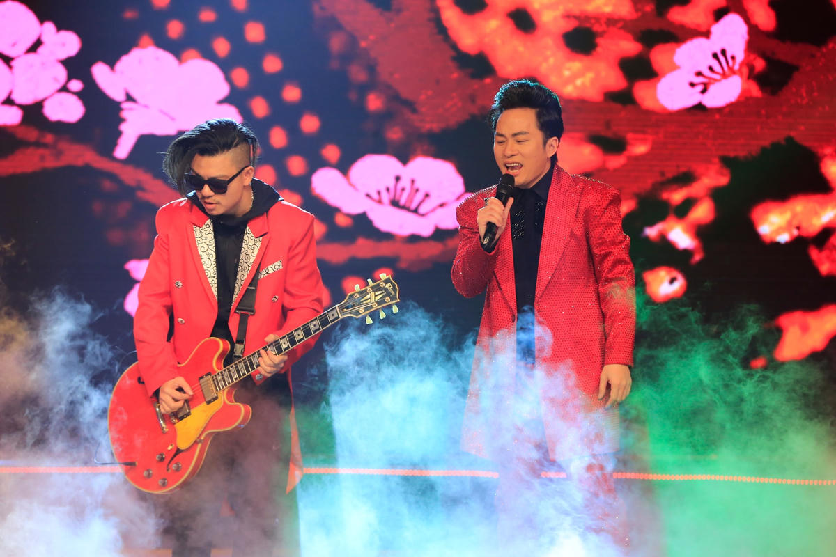 Câu chuyện về hành trình cống hiến gắn liền với chữ "Tết" được kể lại thông qua những tiết mục được đầu tư công phu.