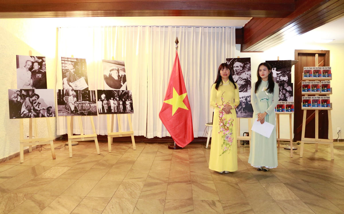 Đại sứ Phạm Thị Kim Hoa (bên trái) phát biểu tại lễ kỷ niệm.