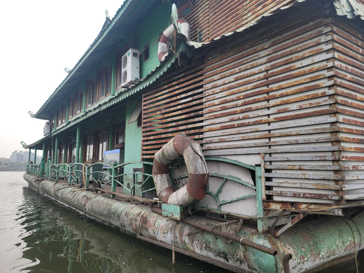 Du thuyền Potomac từng là nhà hàng nổi tiếng nhất tại Hồ Tây phần ngoài vẫn giữ được màu sơn nguyên bản nhưng nhiều chi tiết đã bị hư hại, hoen rỉ.