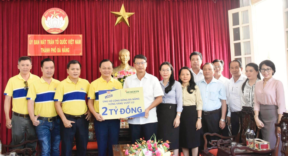 Ủy ban MTTQ Việt Nam TP Đà Nẵng tiếp nhận 2 tỷ đồng hỗ trợ người dân khó khăn, thiệt hại do ngập lụt chiều 17/10.