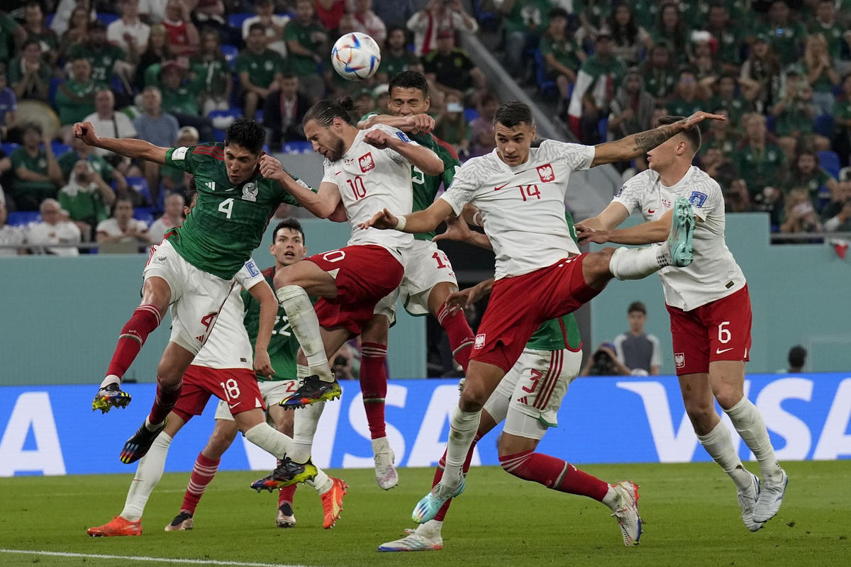 Grzegorz Krychowiak (số 10) của Ba Lan và Edson Alvarez của Mexico tranh giành bóng trên không.