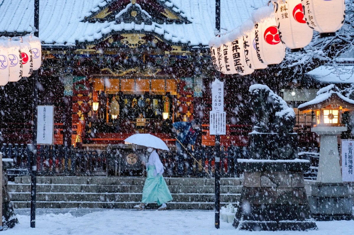 Mùa xuân năm nay Tokyo (Nhật Bản) nhiệt độ giảm sâu, tuyết rơi dày. Ảnh: Kiichiro Sato/AP.