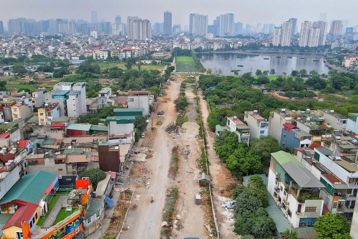 Dự án đường vành đai 2,5, đoạn Đầm Hồng - QL1A được UBND TP Hà Nội phê duyệt quy hoạch từ năm 2002, quyết định giải phóng mặt bằng (GPMB) từ năm 2010. Đến nay dù đã sau 13 năm công tác GPMB của dự án vẫn còn nhiều vướng mắc, nhà thầu thi công dang dở.