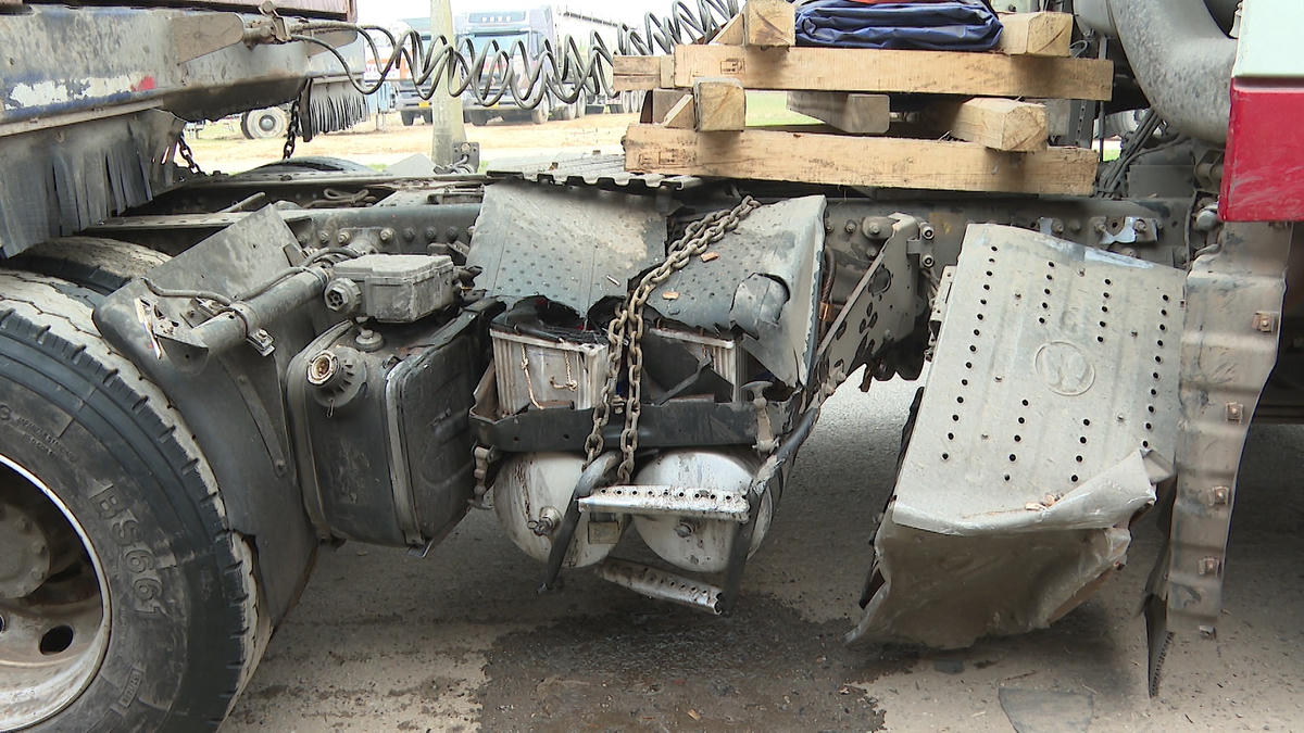 Chiếc xe container sau vụ TNGT bị hư hỏng. 