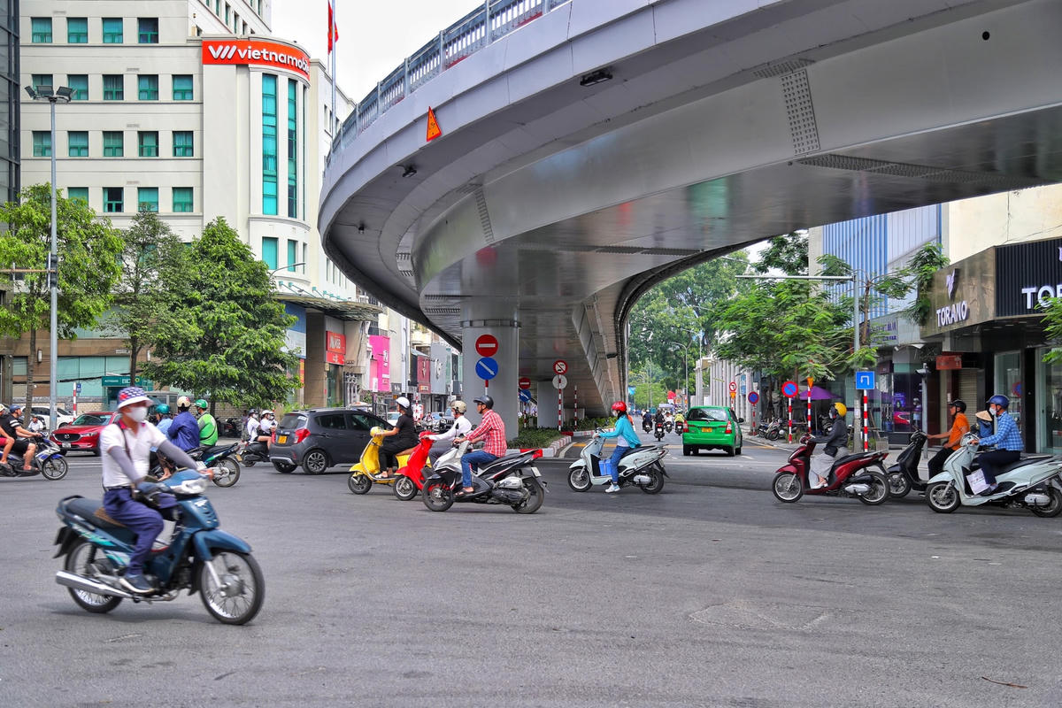 Bên dưới cầu vượt, dòng phương tiện di chuyển thuận tiện sang đường Chùa Bộc.