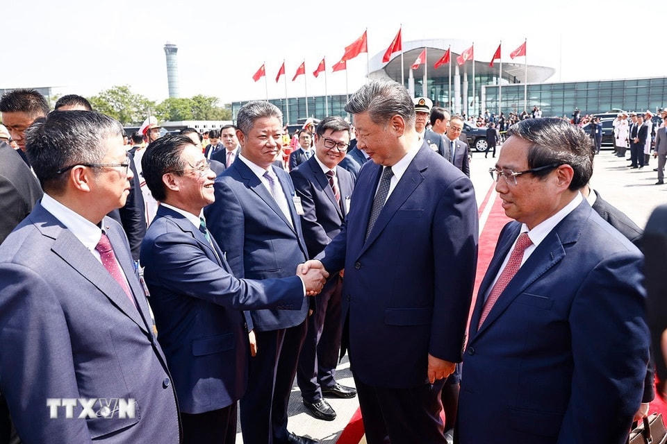 Thủ tướng Chính phủ Phạm Minh Chính chủ trì Lễ tiễn Tổng Bí thư, Chủ tịch nước Trung Quốc Tập Cận Bình thăm cấp Nhà nước tới Việt Nam tại Sân bay quốc tế Nội Bài, Hà Nội. (Ảnh: Doãn Tấn/TTXVN)
