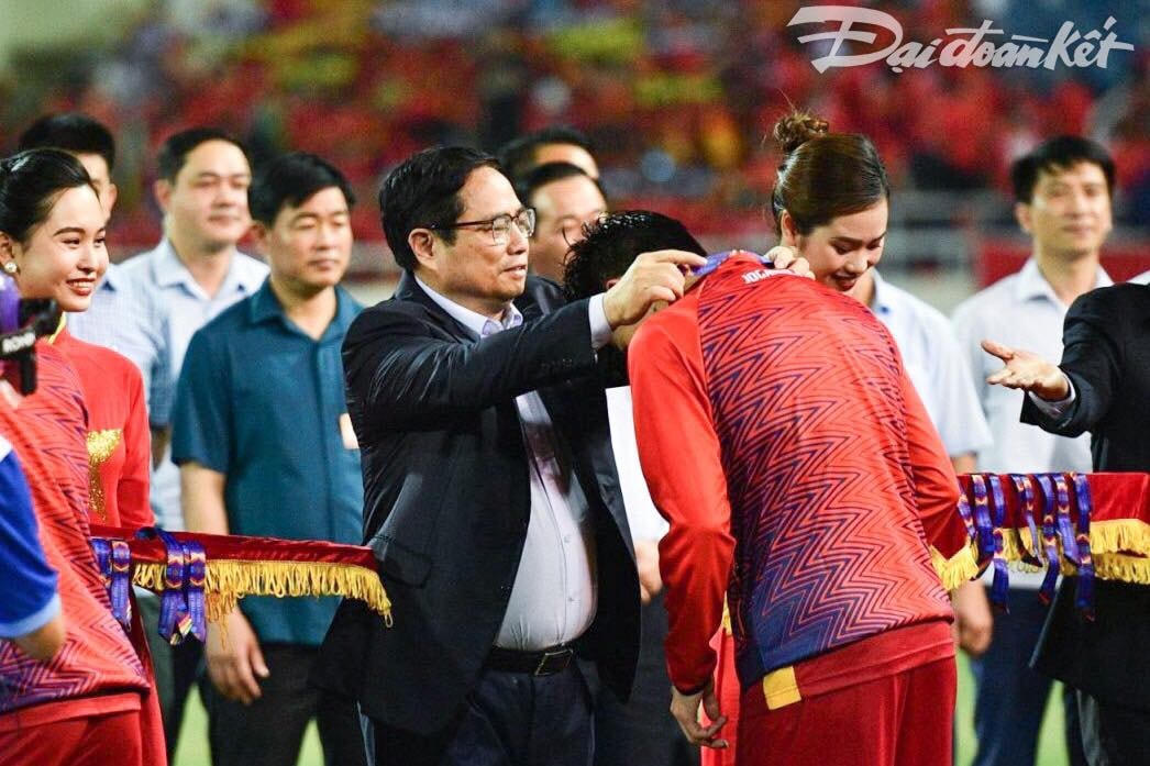 Thủ tướng Chính phủ Phạm Minh Chính trao Huy chương Vàng cho các cầu thủ U23 Việt Nam.