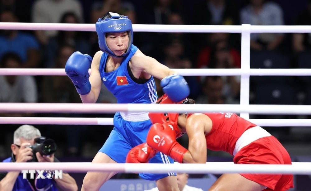 Võ sỹ boxing Hà Thị Linh thực hiện cú phản đòn bằng tay trái trước đối thủ Feofaaki Epenisa. (Ảnh: Hoàng Linh/TTXVN) ttxvn olympic_2024_vo_sy_boxing_ha_thi_linh_thang_ap_dao4.jpg