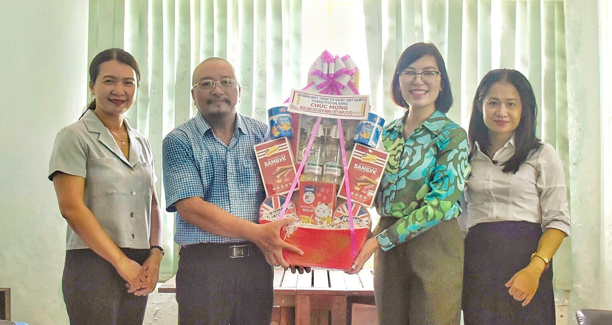 Nhà báo Dương Thanh Tùng (thứ 2 bên trái), thường trú Báo Đại Đoàn Kết tại Đà Nẵng đón nhận tình cảm của Ban Thường trực Ủy ban MTTQ Việt Nam TP Đà Nẵng nhân ngày 21/6. Ảnh: Mặt trận Đà Nẵng.