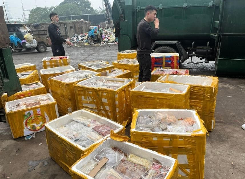 lien-tiep-phat-hien-hang-tan-thuc-pham-troi-noi-tren-dia-ban-tp-ha-noi-ddk.jpg