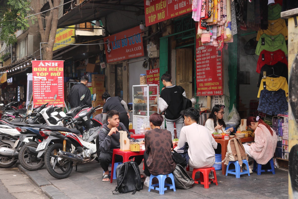 Có thể thấy rằng, dù đã sau gần 1 tuần Chủ tịch TP Hà Nội chỉ đạo nóng về vấn đề lấy lại vỉa hè cho người đi bộ. Nhưng nhìn những hình ảnh trên có thể thấy, việc xử lý của lực lượng chức năng dường như vẫn chưa quyết liệt.
