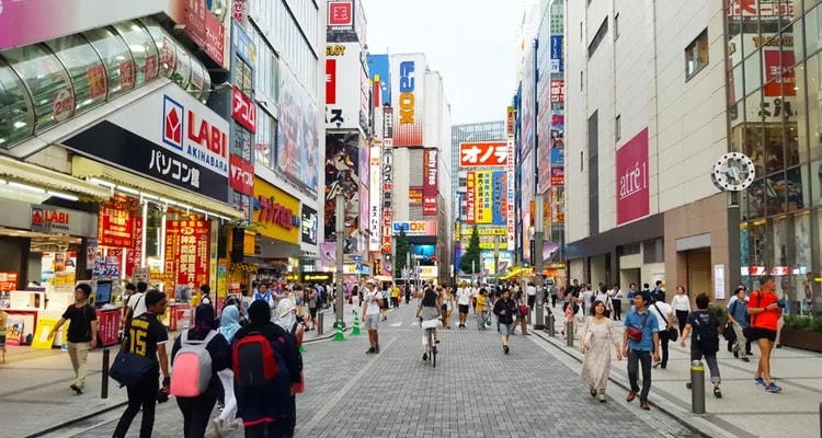 Trên đường phố Tokyo (Nhật Bản). Nguồn: AFP.