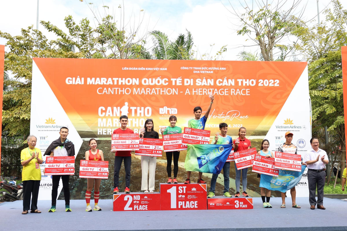 Trao giải cho VĐV có thành tích cao tại giải đấu ở cự ly 21km.