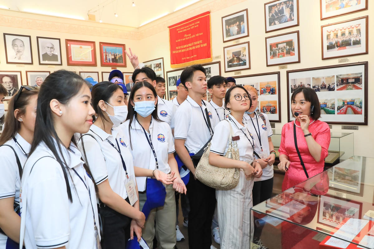 Các bạn thanh niên, sinh viên kiều bào tham dự “Trại hè Việt Nam 2022” đến thăm quan Bảo tàng Mặt trận. Ảnh: Quang Vinh.
