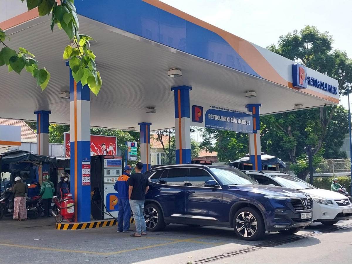 Nhiều cửa hàng xăng dầu của Petrolimex không bán xăng RON95-III, chỉ bán xăng RON95-V.