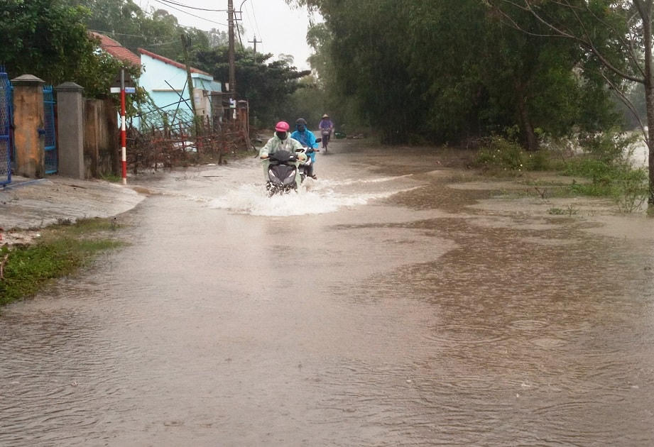 Mưa lớn khiến một số tuyến đường ngập nước.