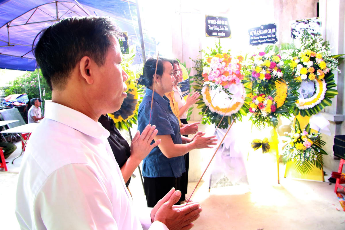 Đại diện lãnh đạo huyện Nghi Lộc đến thắp hương, chia sẻ với các gia đình có người lao động bị chết trong vụ tai nạn.