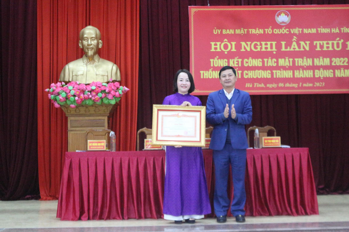 Phó Chủ tịch UBND tỉnh Hà Tĩnh Lê Ngọc Châu trao Bằng khen của Thủ tướng Chính phủ cho bà Nguyễn Thị Thanh Huyền. 