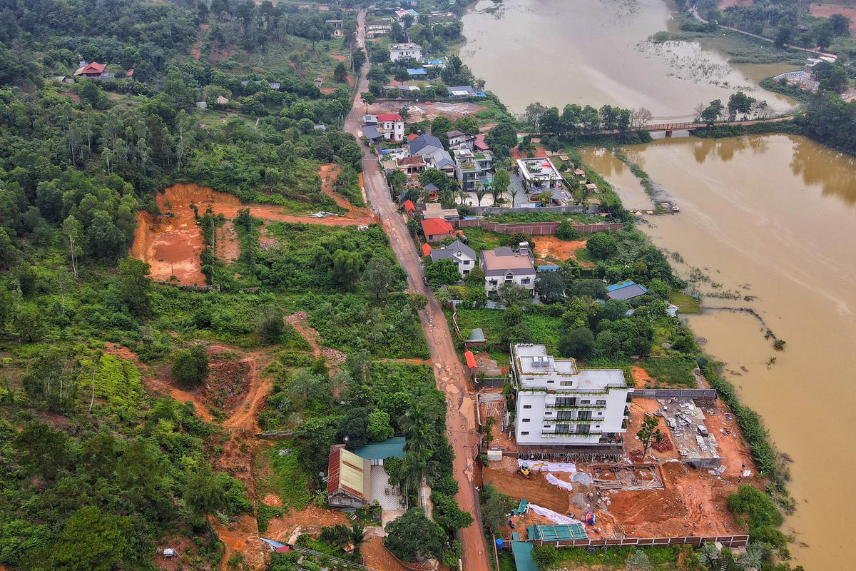 Nhiều công trình vi phạm gần hồ Đồng Đò vẫn chưa bị cưỡng chế sau 2 kết luật của Thanh tra thành phố Hà Nội.