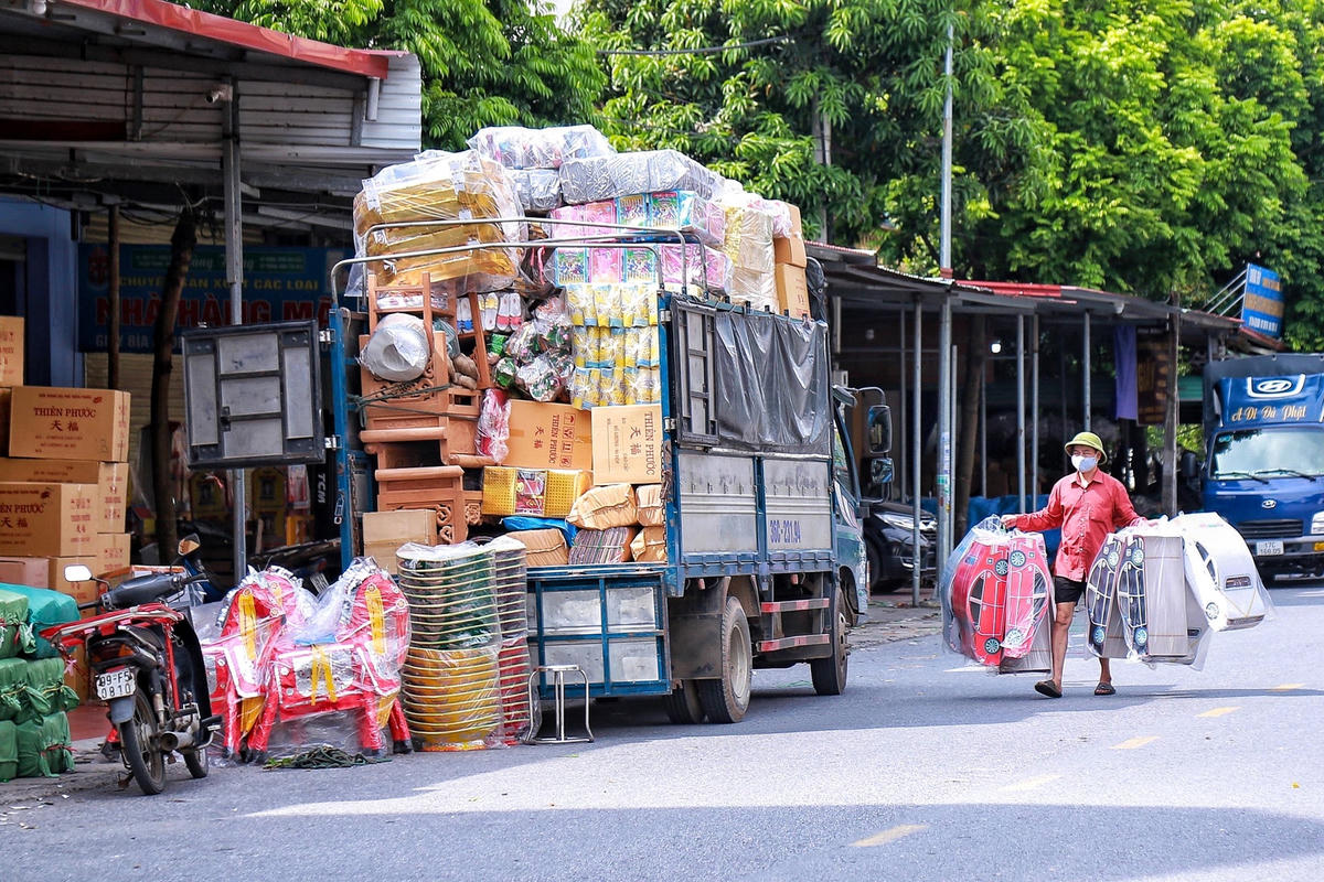 Cứ vào dịp lễ, mỗi ngày có hàng trăm xe tải nối đuôi nhau vào làng vàng mã Song Hồ (Thuận Thành, Bắc Ninh) để nhập hàng sau đó phân phối đi khắp cả nước.