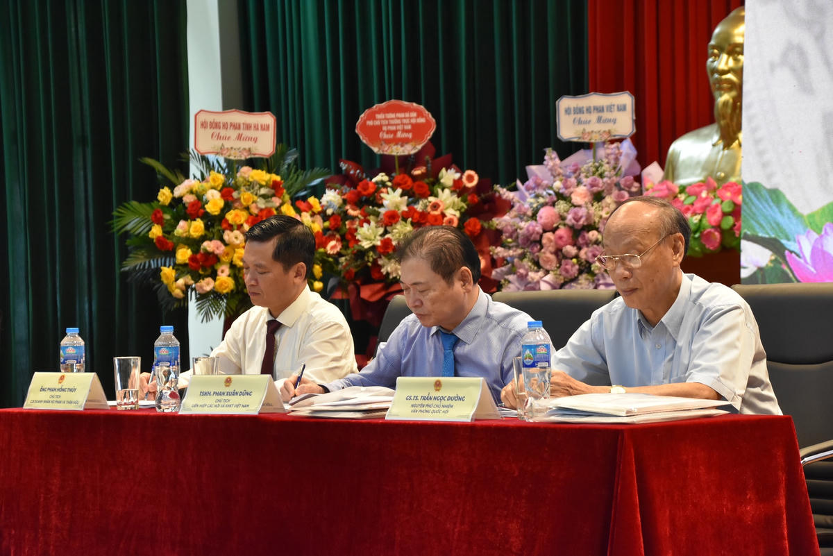 Chủ trì toạ đàm.