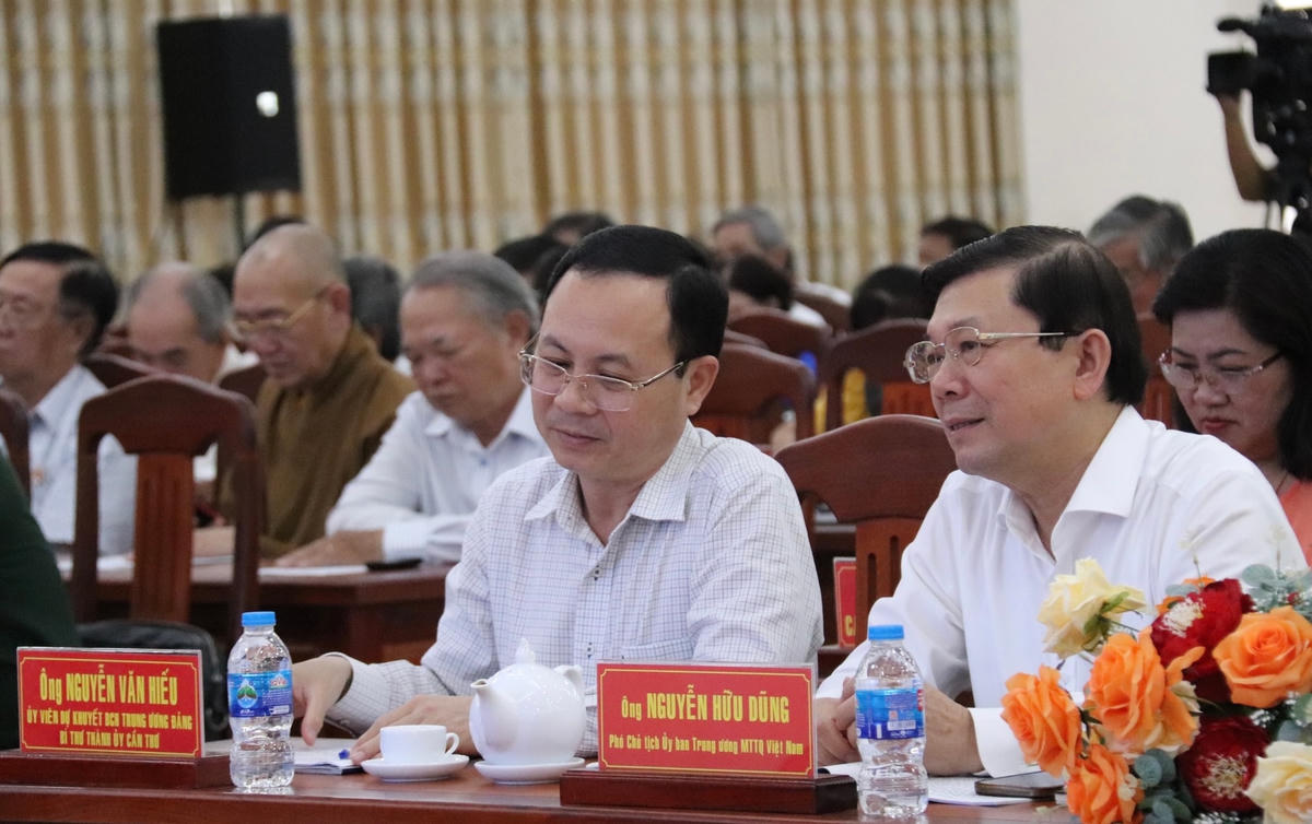 Phó Chủ tịch Uỷ ban Trung ương MTTQ VIệt Nam Nguyễn Hữu Dũng và Bí thư Thành uỷ Cần Thơ Nguyễn Văn Hiếu dự hội nghị.