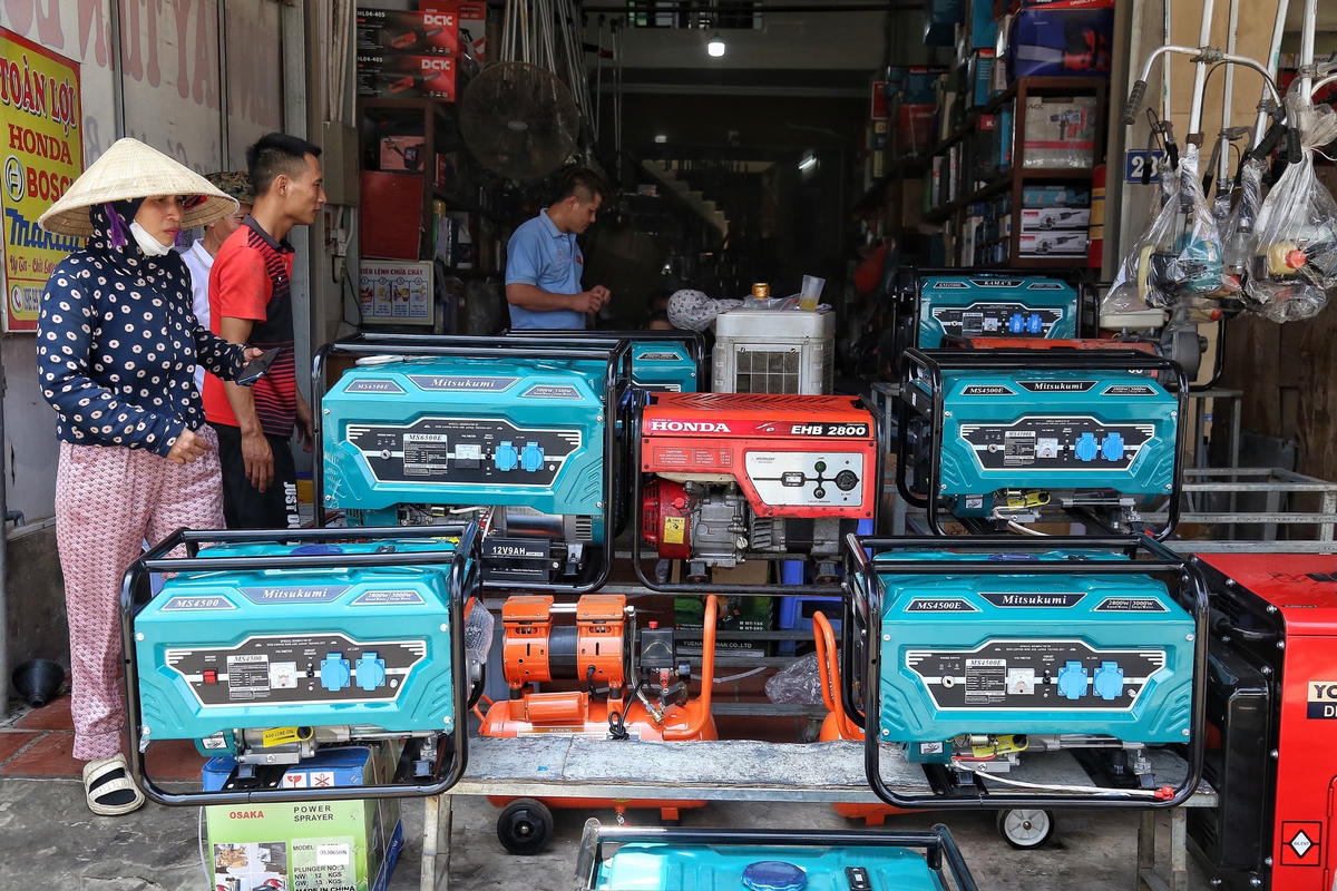 Theo một chủ đại lý bán máy phát điện cho biết, tùy theo công suất máy (từ 2,3-5,5 KVA) và loại nhiên liệu (chạy dầu hoặc xăng), giá mỗi chiếc máy phát điện thường dao động từ 8-20 triệu đồng/chiếc. Loại nhập khẩu nguyên chiếc có giá từ 15-35 triệu đồng.