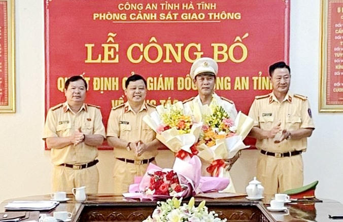 Lãnh đạo Phòng Cảnh sát giao thông Công an tỉnh Hà Tĩnh tặng hoa chúc mừng Trung tá Lê Ngọc Sáng.