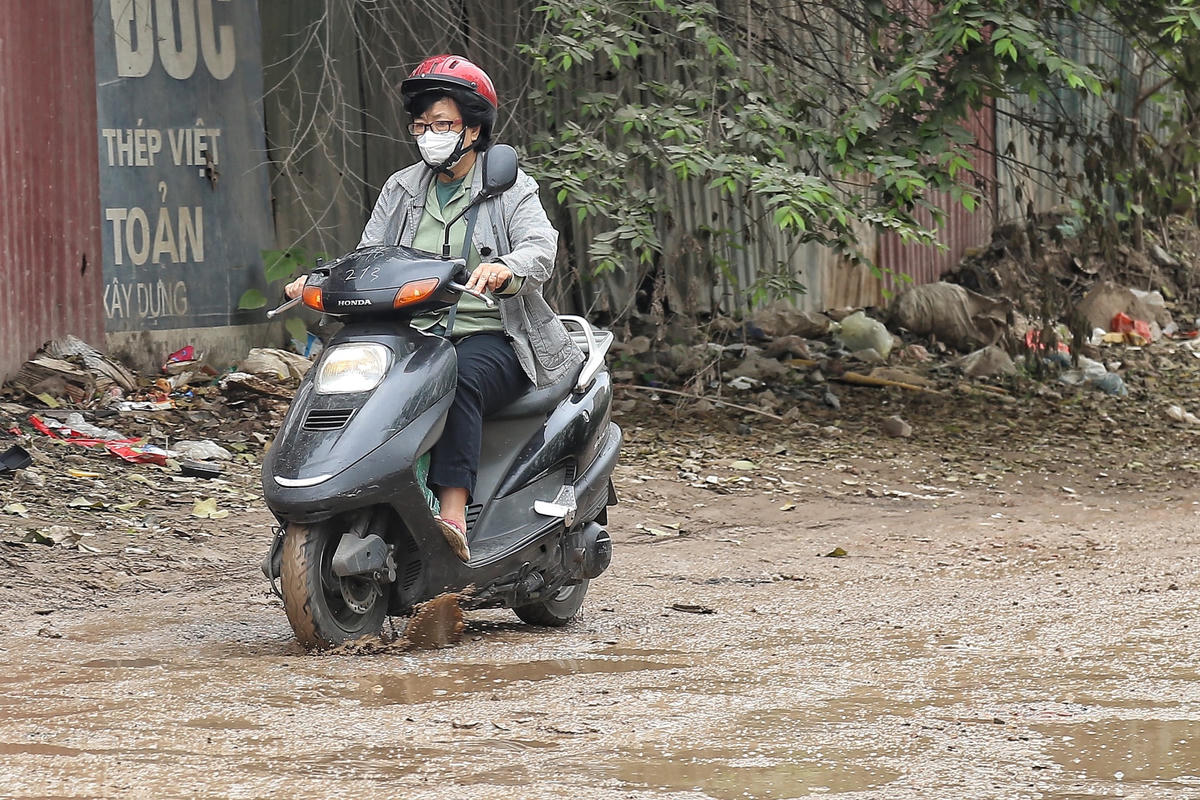 Theo người dân sinh sống trên tuyến đường này cho biết, từ năm 2012 đến nay, từ khi các dự án nhà ở được xây dựng khiến tuyến đường này trở nên xuống cấp.