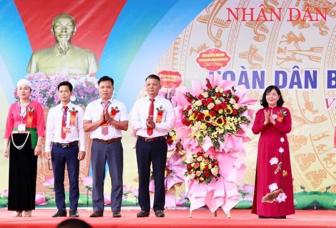 Trưởng ban Dân vận Trung ương Bùi Thị Minh Hoài tặng hoa cho các đại biểu xã Vĩnh Đồng, huyện Kim Bôi.