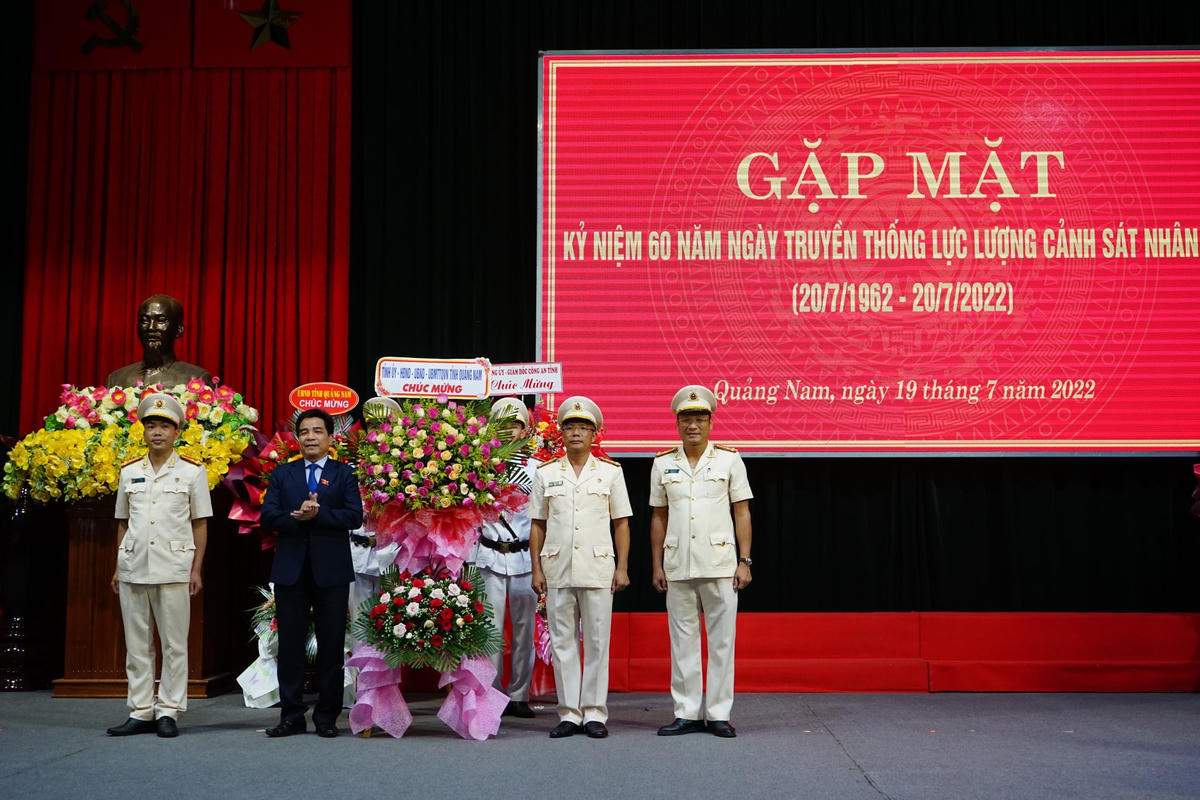 Lãnh đạo tỉnh Quảng Nam tặng hoa chúc mừng gặp mặt Kỷ niệm 60 Ngày truyền thống lực lượng CSND.