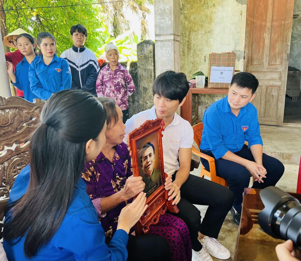 Tỉnh đoàn Hà Tĩnh và nhóm Team Lee tới trao ảnh và tặng quà cho gia đình thân nhân Anh hùng Liệt sĩ Phan Đình Giót. Ảnh: Tỉnh đoàn Hà Tĩnh.