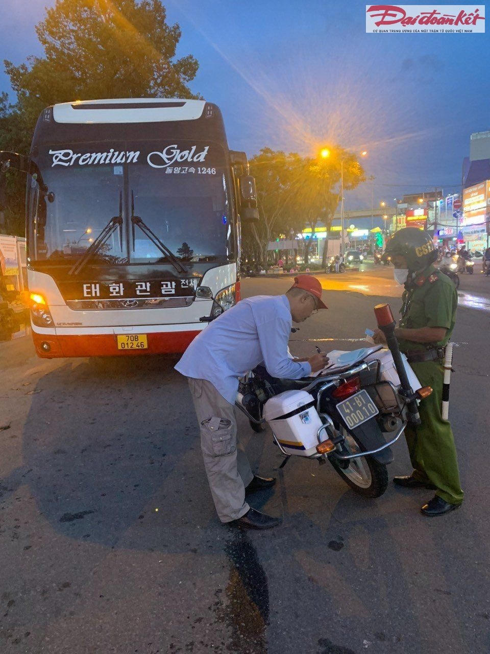 CSGT - Công an TP Thủ Đức tuần tra, kiểm soát, nhắc nhở tài xế xe khách lưu thông qua địa bàn. (Ảnh: Thanh Bình).