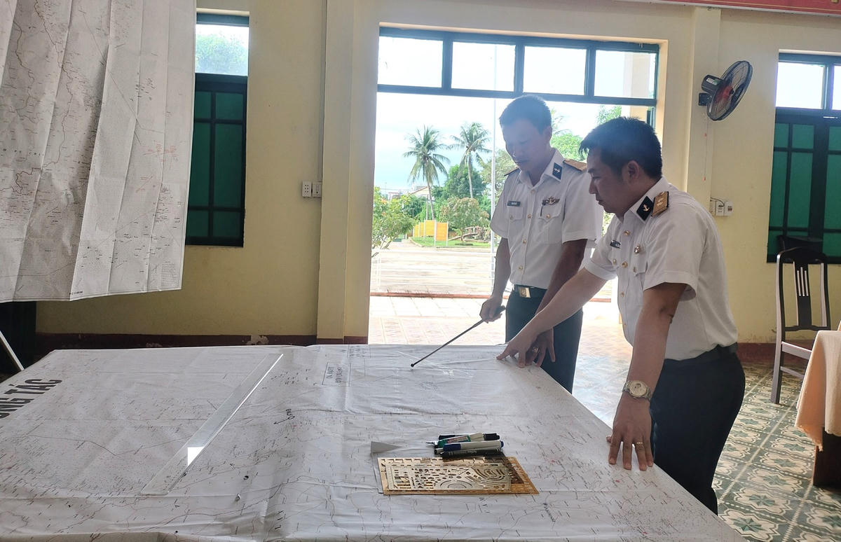 Lực lượng chức năng chỉ đạo công tác tìm kiếm tại sở chỉ huy.